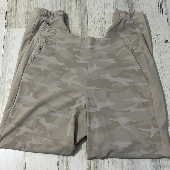 Athleta Brooklyn Textured Camo Joggers Size 10 - Picture 5 of 12